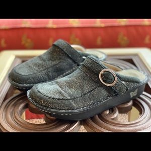 ALEGRIA SEVILLE BLACK POPPY EMBOSSED SHOE